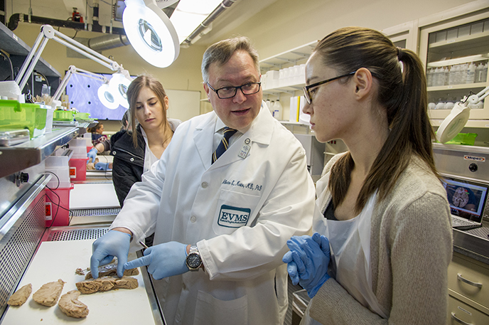 Dr. Alberto Musto talks with students in the lab.